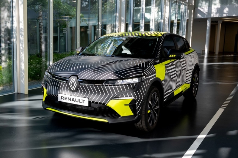 Renault готовит Megane e-Tech к дебюту: появились снимки предсерийного прототипа