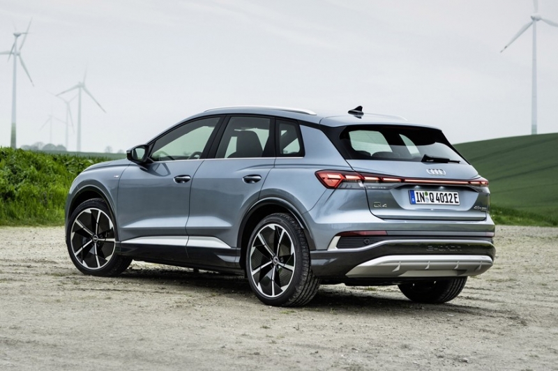 Пополнение в линейке: у компактного кроссовера Audi Q4 e-tron стало больше версий