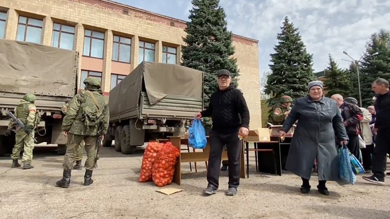 Военнослужащие РФ передали около 10 т гумпомощи в поселения ЛНР