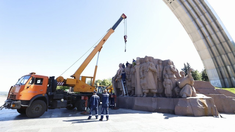 Политолог объяснил снос памятников на Украине желанием переписать историю