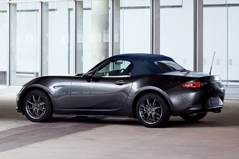 Mazda обновила «двухдверку» MX-5 и добавила ей новую лёгкую версию